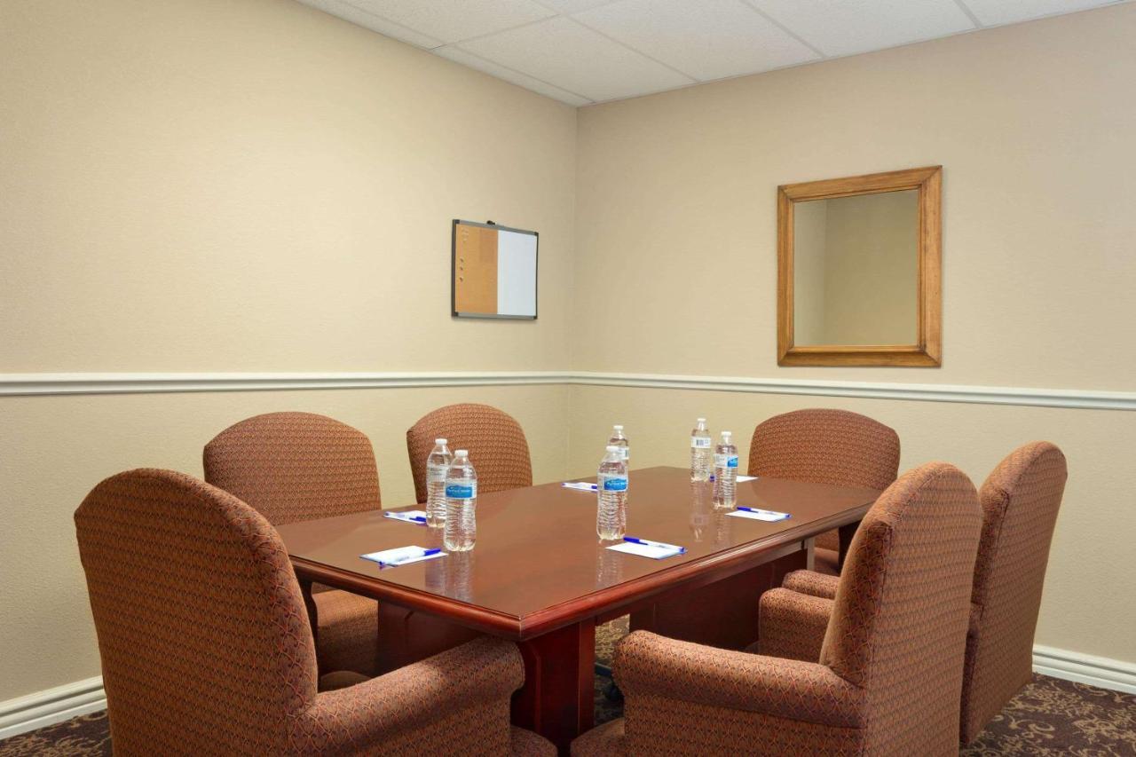 Baymont By Wyndham Wichita East Ξενοδοχείο Εξωτερικό φωτογραφία
